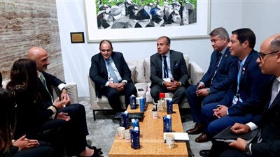 وزير التجارة يبحث مع وفد تتراباك خطط الشركة لزيادة استثماراتها في مصر