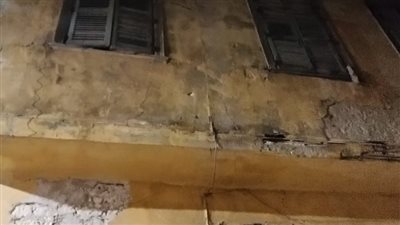 إزالة أجزاء خطرة بعقار قديم وسط الإسكندرية | صور