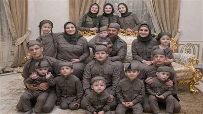 الأم البطلة.. بوتين يمنح زوجة رمضان قديروف لقبًا فخريًا لإنجابها 11 ولدًا