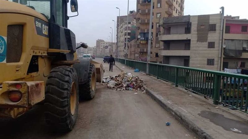 ضبط سيارة تلقي بالمخلفات
