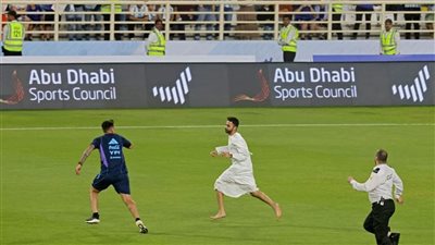  مشجع إماراتي يقتحم تدريب الأرجنتين لالتقاط صورة مع ميسي