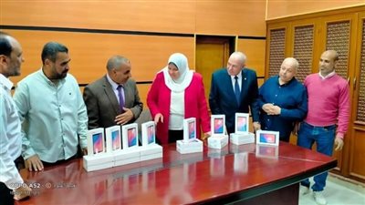المجلس القومي للأمومة والطفولة يدعم تعليم الفيوم بـ80 تابلت