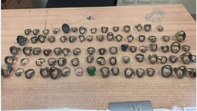 ضبط فصوص الماس ومشغولات فضية وأحجار كريمة أسفل ملابس راكب بمطار القاهرة 