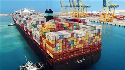 نشاط في حركة الملاحة وتداول البضائع بميناء الإسكندرية رغم التقلبات الجوية