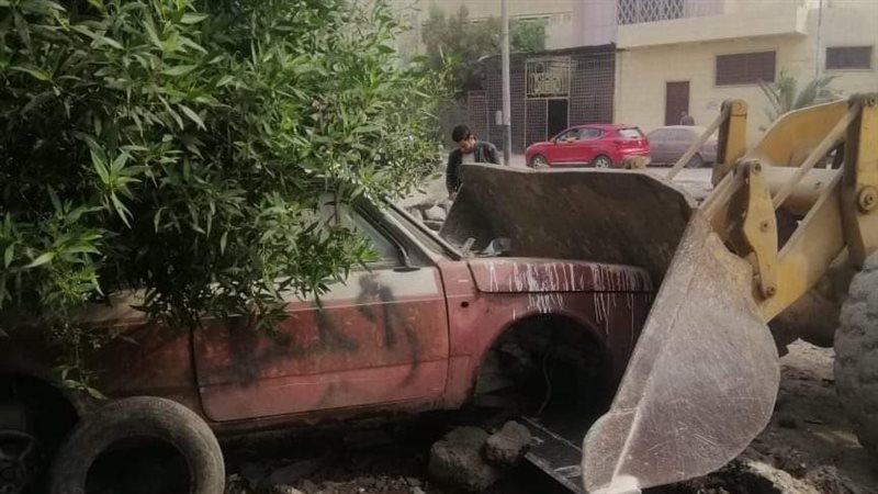 رفع مخلفات في حملة
