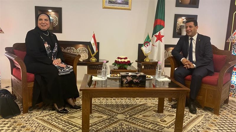 نيفين جامع تستعرض