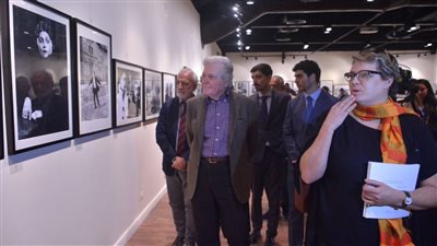  حسين فهمي يتفقد معرض المخرج الإيطالي بيير باولو بازوليني بالقاهرة السينمائي| فيديو وصور