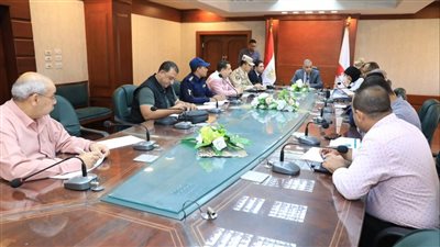 محافظ سوهاج يناقش مشروع تطوير عواصم المحافظات 