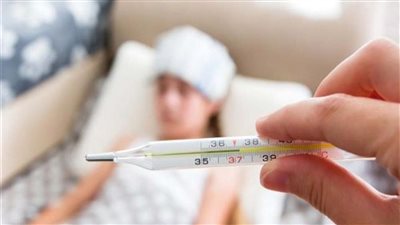 مع انتشار الفيروس المخلوي التنفسي.. باحث بطب نيويورك يكشف طرق خفض الحرارة