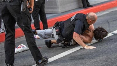 اعترضت موكب بايدن ورفعت لافتة في وجهه.. اعتقال امرأة في بالي