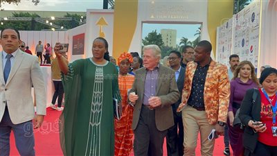 حسين فهمي يستقبل وفدا صحفيا أفريقيا بمهرجان القاهرة السينمائي| فيديو وصور 