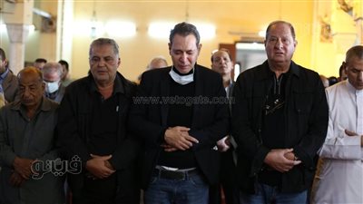 هاني مهنا يساند نجل الموسيقار محمد سلطان في تشييع جنازة والده | فيديو وصور