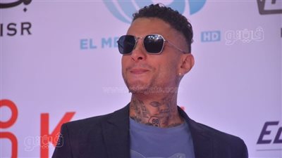 أحمد الفيشاوي يظهر بالحلق علي السجادة الحمراء في ثاني أيام مهرجان القاهرة السينمائي|صور 