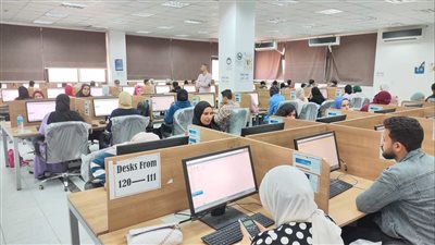 29 ألفا و800 طالب يؤدون اختبارات منتصف الفصل الدراسي الأول إلكترونيًا بجامعة قناة السويس