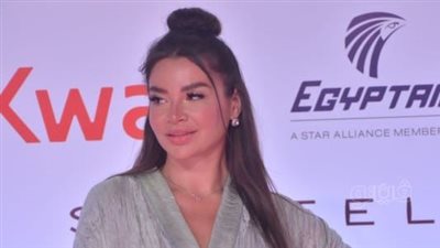 جوهرة بإطلالة هادئة على السجادة الحمراء في ثاني أيام القاهرة السينمائي|صور