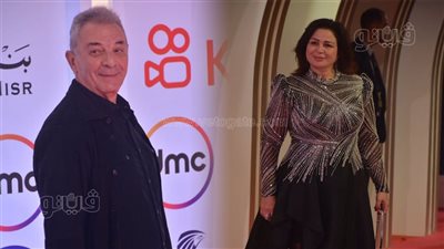 محمود حميدة وإلهام شاهين على السجادة الحمراء في ثاني أيام مهرجان القاهرة السينمائي | صور