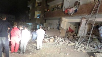 محافظ أسوان يعزي أسرتي طفلتين بعد سقوط سقف منزلهما.. ويحيل الواقعة للتحقيق