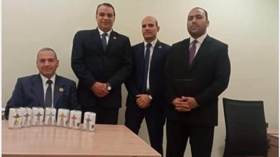 مخبأة بطريقة شيطانية.. ضبط ساعات غالية الثمن مع راكب بمطار القاهرة | صور