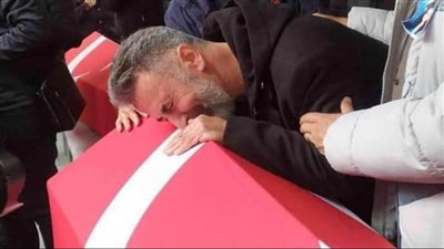 بعد وفاتهما بإنفجار إسطنبول.. صور مؤثرة من تشييع جثمان زوجة وابنة بطل مسلسل 