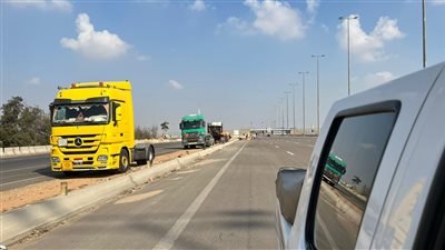 رفع آثار حادث انقلاب سيارة أخشاب في الإسماعيلية | صور