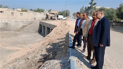 الوحدات المحلية تتابع مخرات السيول في سمالوط وأبو قرقاص استعدادًا للطقس