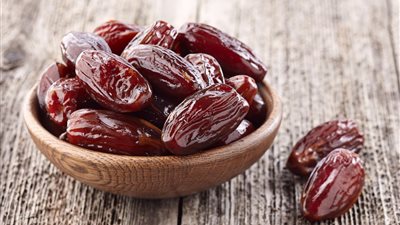 تفسير رؤية التمر في المنام وعلاقتها باستقرار الحياة الزوجية والشفاء من الأمراض 