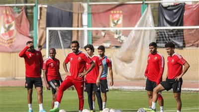 تدريبات بدنية في الجيم بمران الأهلي