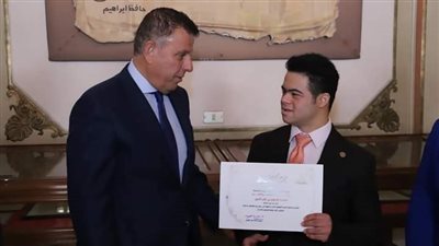 رئيس جامعة عين شمس يكرم الطالب محمد الحسيني عابر المانش من ذوي الهمم