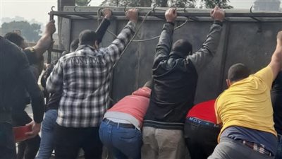 لحظة خروج سائق من كابينة سيارة ربع نقل بعد انقلابها بشارع البحر الأعظم |فيديو وصور