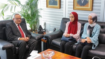 مدير مكتبة الإسكندرية يستقبل الفائزين بمسابقة 