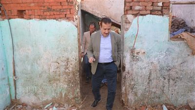 محافظ المنوفية يزور أسرة تعول 4 أبناء من ذوي الهمم ويدعمهم بـ100 ألف جنيه