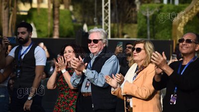 حسين فهمي: تكريم لبلبة كان بالإجماع.. والجائزة تأخرت| فيديو 