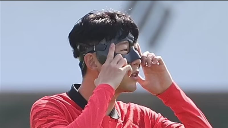 سون نجم المنتخب الكوري