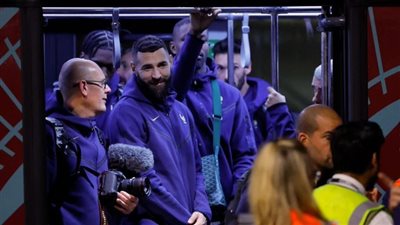 مشجعو منتخب فرنسا يتجمعون لاستقبال بعثة الفريق بمقر إقامته بالدوحة| فيديو