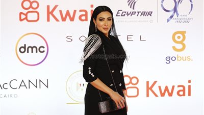 ميريهان حسين تتألق بالأسود في عرض فيلم السباحتان | صور
