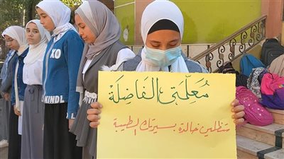 طلاب يشيعون جنازة معلمتهم بالزي المدرسي في القليوبية| صور 