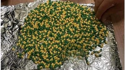 جمارك مطار القاهرة تحبط محاولة تهريب أقراص مخدرة بحوزة راكب 