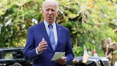 بايدن يبدي اندهاشه من عضلات مصور.. ويتفاجأ بأنه روسي