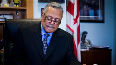 قاض أمريكي يسمح بمواصلة استخدام القواعد الصحية مؤقتا لمنع دخول المهاجرين