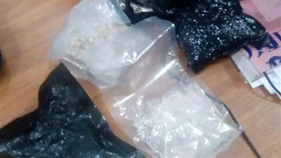 ضبط 205 جرامات مخدرات داخل طرد سماعات بمطار القاهرة 