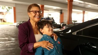 كارين باس.. أول امرأة رئيسة لبلدية لوس أنجلوس