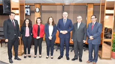 جامعة قناة السويس تبحث إنشاء مركز التطوير المهني بالتعاون مع الجامعة الأمريكية