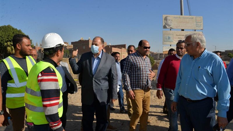 محافظ أسيوط أثناء