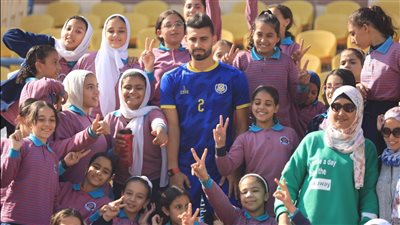 طلاب مدرسة بالإسماعيلية يحضرون مران لاعبي الدراويش