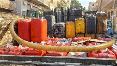 ضبط طني زيوت مستخدمة بالمطاعم والمنازل قبل إعادة تكريرها وبيعها بالصف| صور