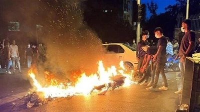 استهداف قاعدة للباسيج في إيران بالمولوتوف | فيديو 