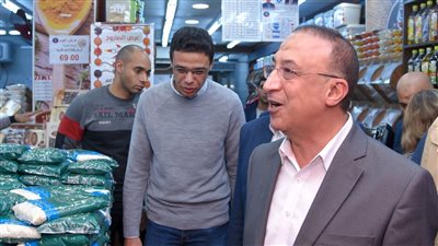 محافظ الإسكندرية يكلف رئيس حي وسط بتركيب وصيانة الإنارة بشارع نادي الترام الرئيسي 