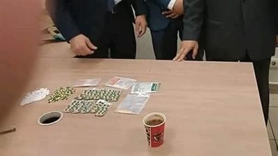 جمارك مطار القاهرة تحبط تهريب أقراص مخدرة مع راكب قادم من تايلاند 