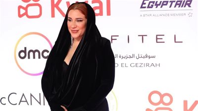 أسما شريف منير تخطف الأنظار بالطرحة في رابع أيام مهرجان القاهرة السينمائي|صور