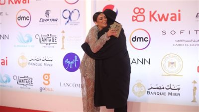 عبد العزيز مخيون وإنجي المقدم على السجادة الحمراء لفيلم جزيرة الغفران بمهرجان القاهرة | صور